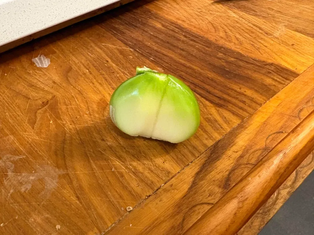 Revuelto suave de cebolleta tierna del huerto sobre rebanada de centeno
